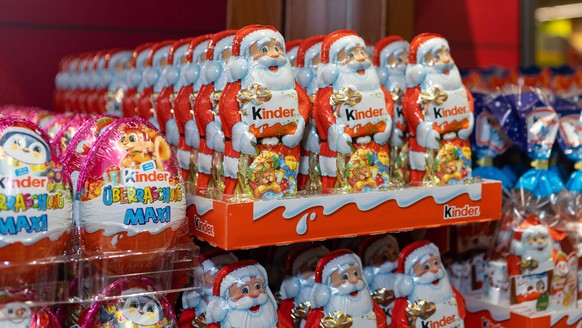 Deutschland 29. November 2022: Im Bild: Schokoladen der Kinder Schokolade werden zur Weihnachtszeit auch als Schokoladennikoläuse oder Schokoladen-Weihnachtsmänner angeboten. Das Süßwarenprodukt, Kind ...