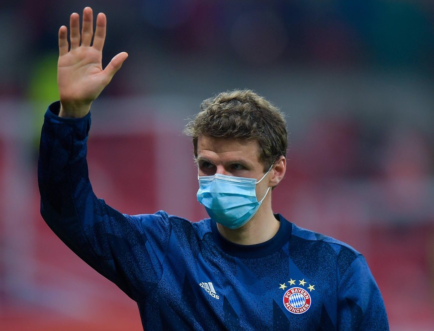 210209 -- DOHA, Feb. 9, 2021 -- Thomas Mueller of Bayern Munich greets the spectators after the FIFA Club World Cup semi-final football match between Egypt s Al Ahly and Germany s Bayern Munich at Ahm ...