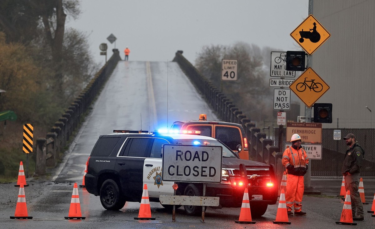 ARCHIV - 21.12.2022, USA, Fortuna: Caltrans-Arbeiter inspizieren die Fernbridge, die Hauptverkehrsader, die Ferndale mit dem Eel River verbindet, nach einem Erdbeben in der Nähe von Fortuna. (zu dpa « ...
