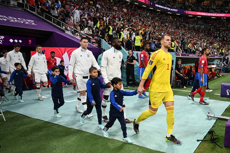 Fußball: WM, Costa Rica - Deutschland, Vorrunde, Gruppe E, 3. Spieltag, Al-Bait Stadion, Deutschlands Torwart Manuel Neuer (r-l), Antonio Rüdiger, Niklas Süle, Joshua Kimmich und Thomas Müller kommen  ...