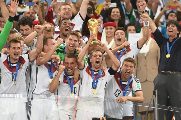 Philipp Lahm (mit Pokal) gewann mit der Nationalmannschaft 2014 in Rio de Janeiro die Weltmeisterschaft.