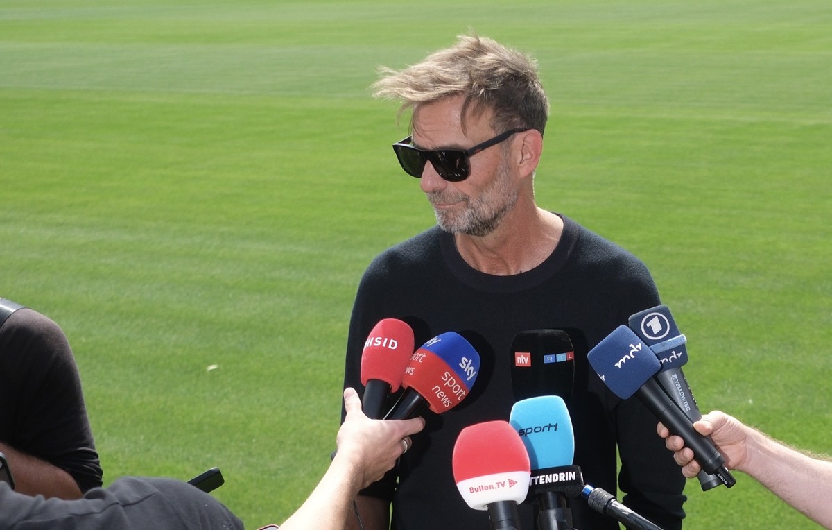 ARCHIV - 14.07.2025, Sachsen-Anhalt, Burgkemnitz: Fußball: Bundesliga, Jürgen Klopp (M), Global Haed of Soccer bei Red Bull, beim Interview nach dem Training von RB Leipzig. Bei der WM arbeitet er für ...