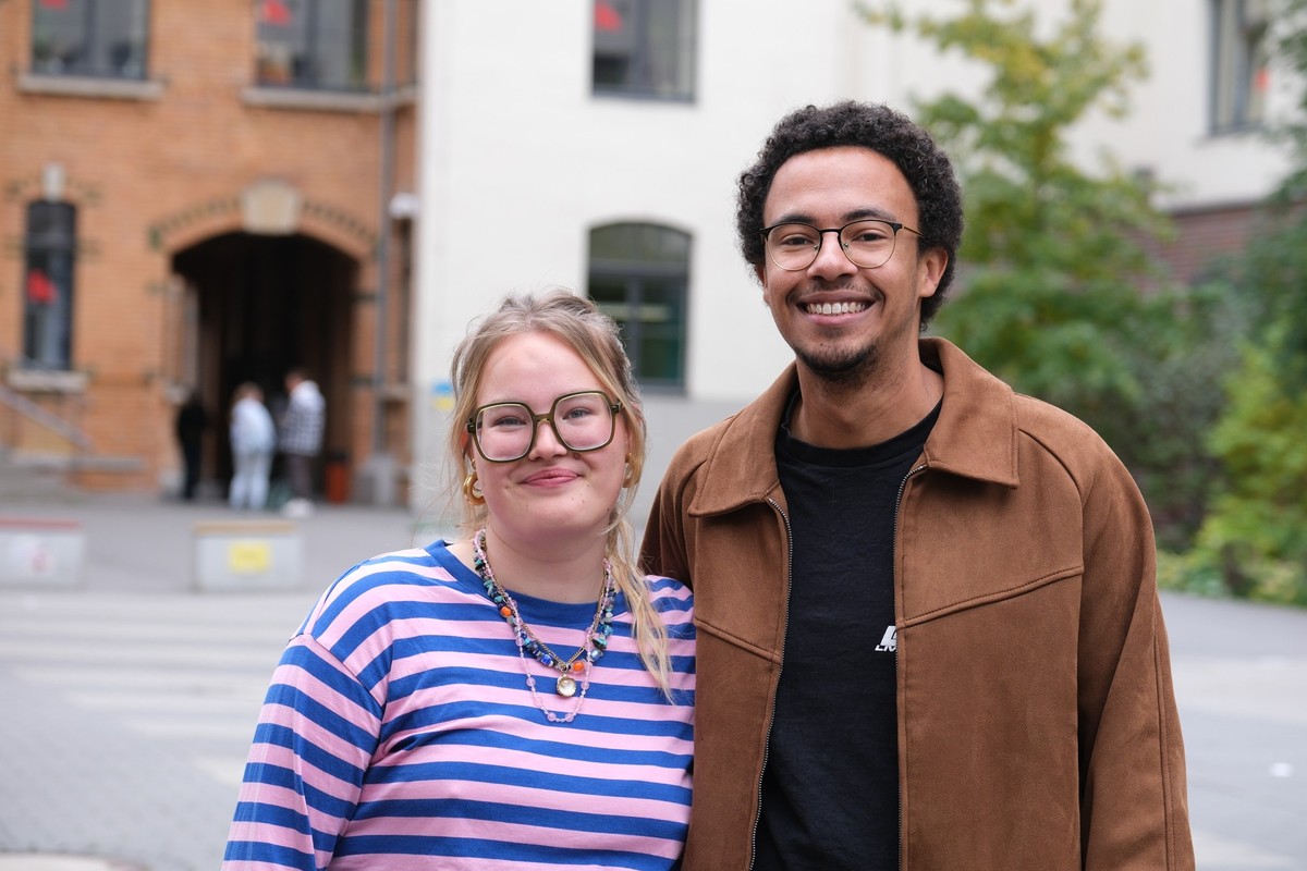 11.10.2025, Sachsen, Leipzig: Henriette Held und Luis Bobga, Kandidaten für den Bundesvorstand der Grünen Jugend, stehen beim Bundeskongress ihrer Organisation beisammen. (zu dpa: «Nietzard und Blasel ...