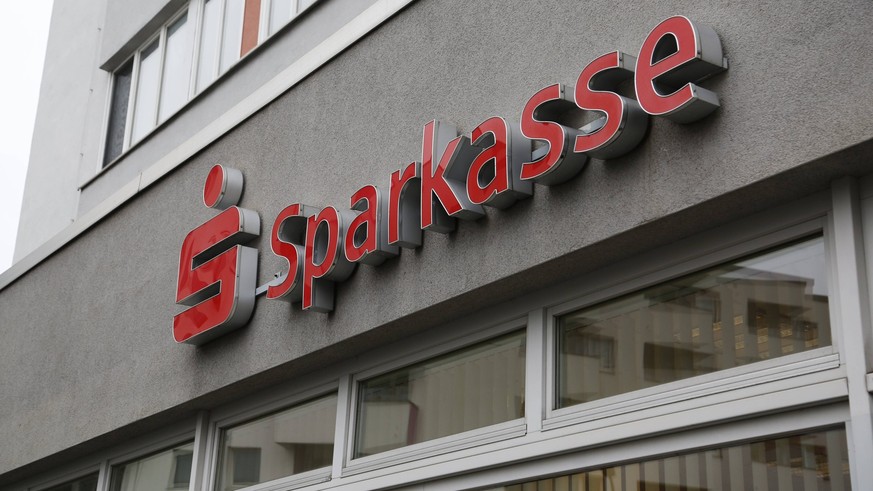 Logo der Sparkasse an einer Filiale in Berlin Wedding am 21.11.2023 *** Sparkasse logo on a branch in Berlin Wedding on 21 11 2023