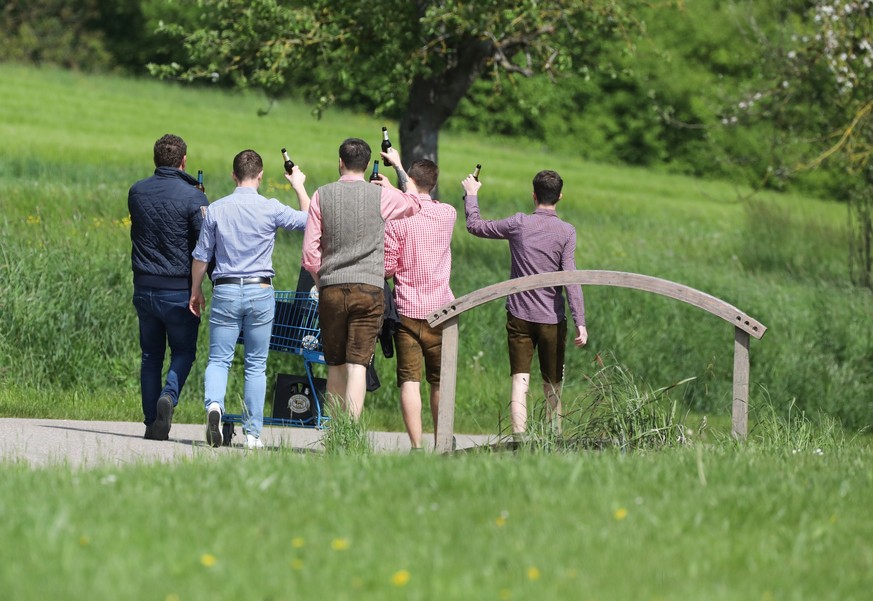 ARCHIV - 18.05.2023, Baden-Württemberg, Obermarchtal: Männer sind am Vatertag mit einem Einkaufswagen auf einer Wanderung unterwegs Jedes Jahr ziehen am Himmelfahrtstag Männer zum Teil mit Bollerwagen ...