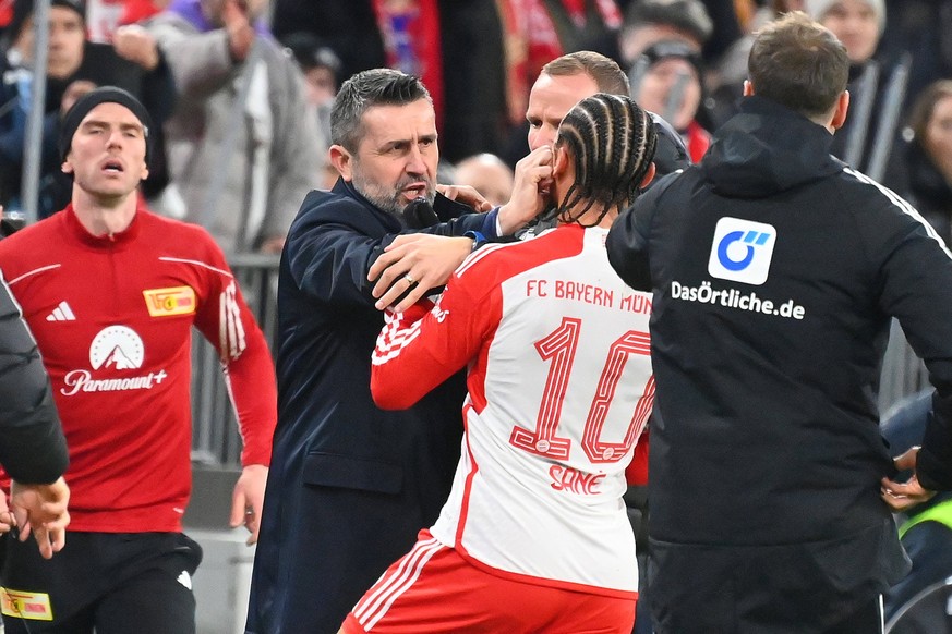 Rangelei,Streit,Handgreiflichkeit zwischen Leroy SANE Bayern Muenchen und Nenad BJELICA Trainer Union Berlin, der dafuer die Rote Karte sieht,Platzverweis. Fussball 1. Bundesliga Saison 2023/2024, 13. ...