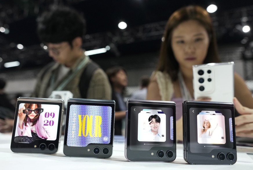 26.07.2023, Südkorea, Seoul: Samsung Galaxy Z Flip 5 Telefone während der Galaxy Unpacked 2023 Veranstaltung im COEX vorgestellt. Samsung Electronics hat am 26.07.2023 zwei faltbare Smartphones vorges ...