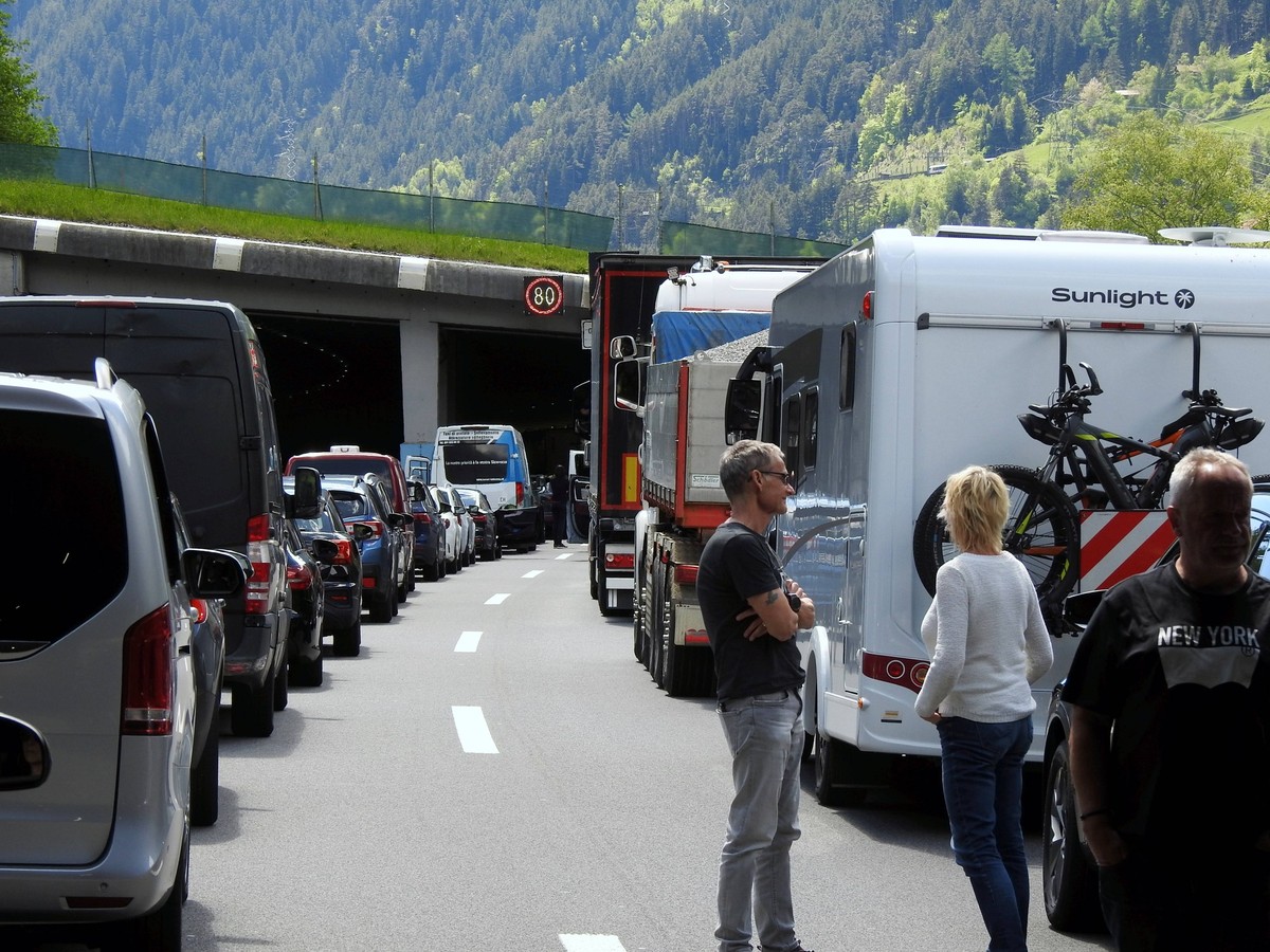 Anton Geisser 17.05.2024 Pfingsten Pfingststau. Bild : Stau auf der Gotthard-Autobahn bei Wassen Kanton Uri *** Anton Geisser 17 05 2024 Pentecost traffic jam Picture traffic jam on the Gotthard highw ...