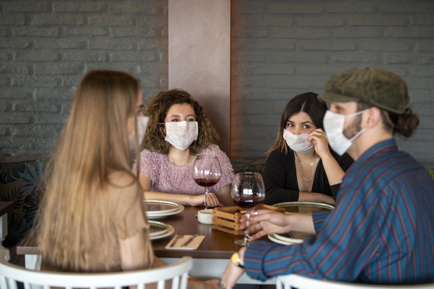 Eine Gruppe sitzt in einem Restaurant. (Symbolbild)