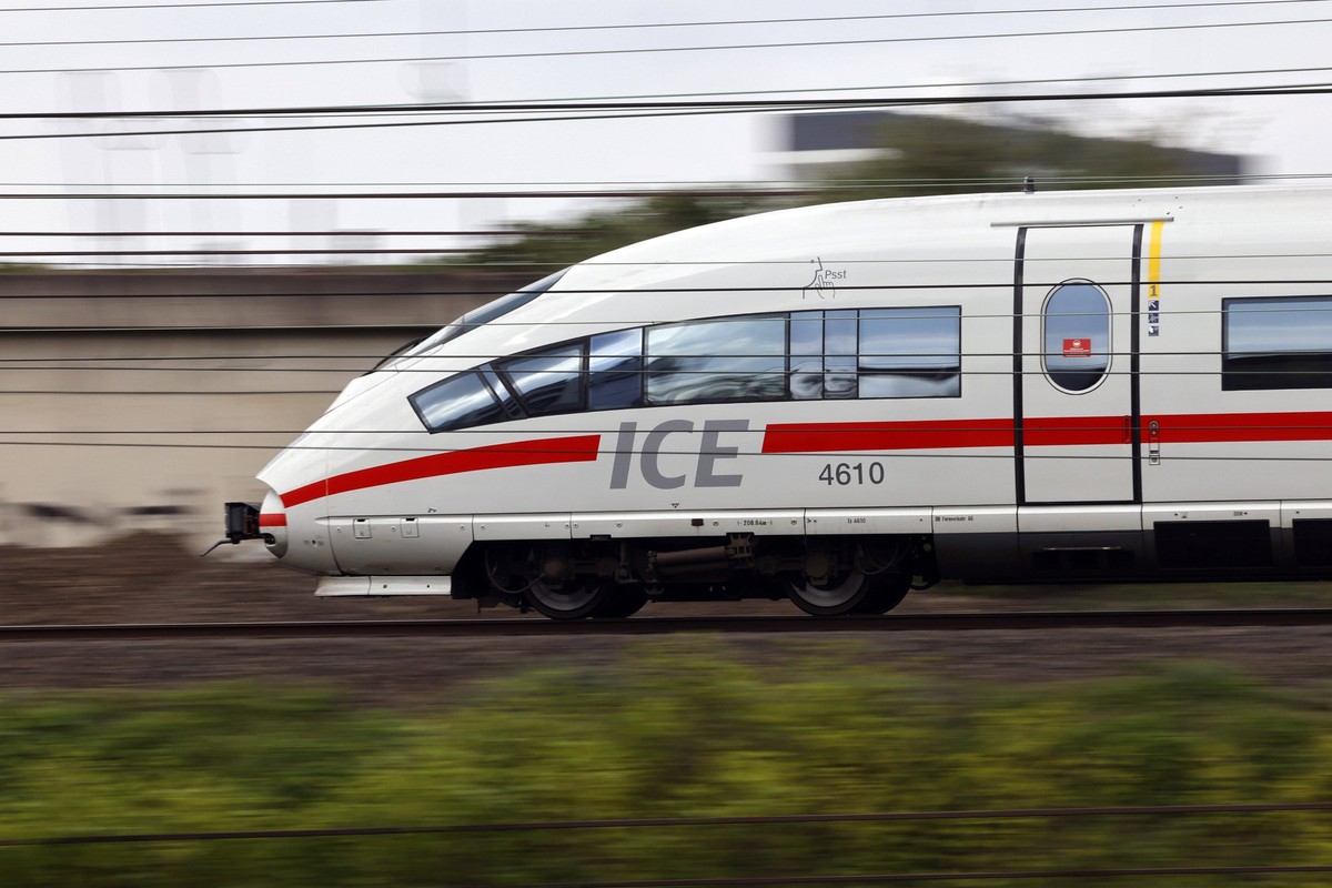 Ein ICE der Deutschen Bahn fährt auf einem Gleis nahe des Bahnhof Köln Deutz. Für die ICE-Strecken der DB gilt das viel besprochene 9-Euro-Ticket im Sommer nicht. Themenbild, Symbolbild Köln, 26.04.20 ...