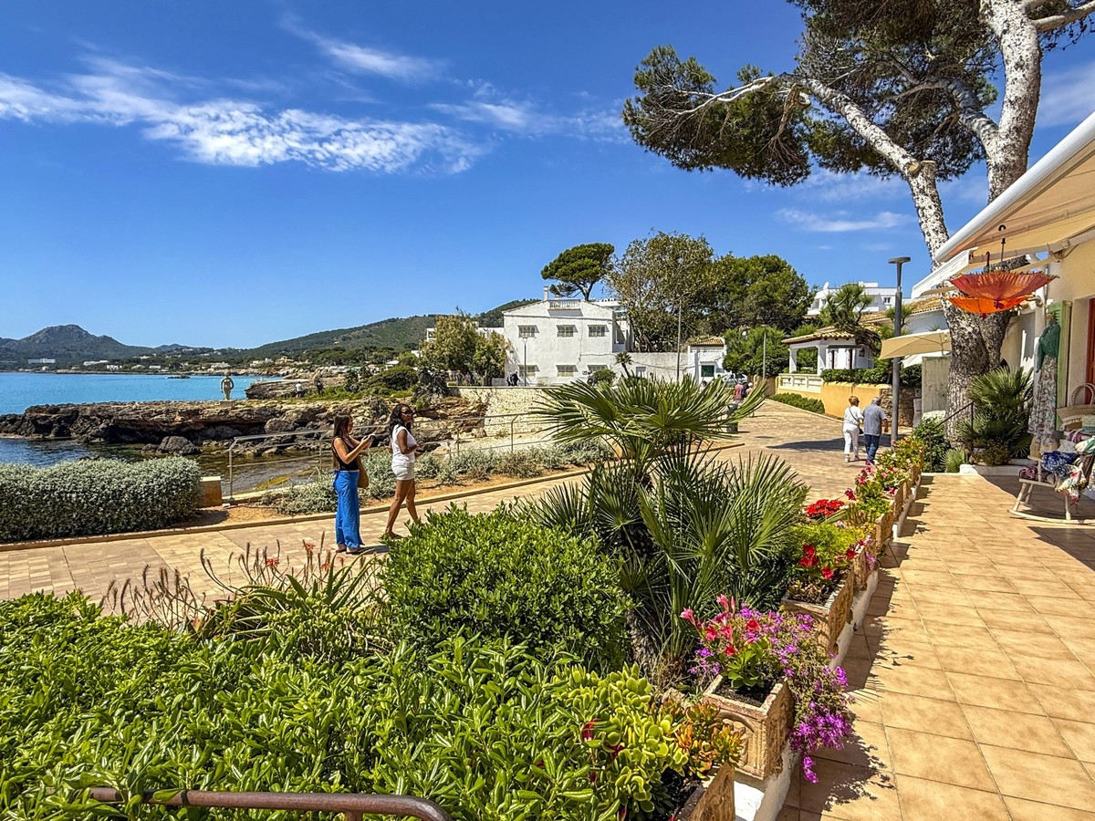 23.06.2025, Beliebtes Reiseziel der Deutschen, Mallorca. Hier Cala Ratjada, an der Promenade. 23.06.2025, Urlaubsreisen Mallorca 23.06.2025, Urlaubsreisen Mallorca *** 23 06 2025, Popular travel desti ...