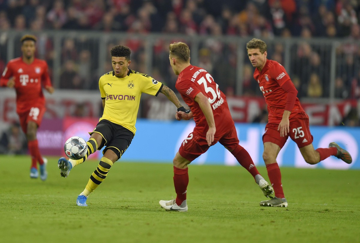 09.11.2019, Fussball 1. Bundesliga 2019/2020, 11.Spieltag, FC Bayern M�nchen - Borussia Dortmund, in der Allianz-Arena M�nchen. v.l. Jadon Sancho Dortmund , gegen Joshua Kimmich FC Bayern M�nchen und ...