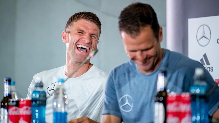 Teammanger / Manager Oliver Bierhoff und Thomas Mueller beantworten die Fragen der Journalisten

GES/ Fussball/ Weltmeisterschaft 2018 Russland: DFB Pressekonferenz, Sotschi, 20.06.2018

GES/ Soccer/F ...