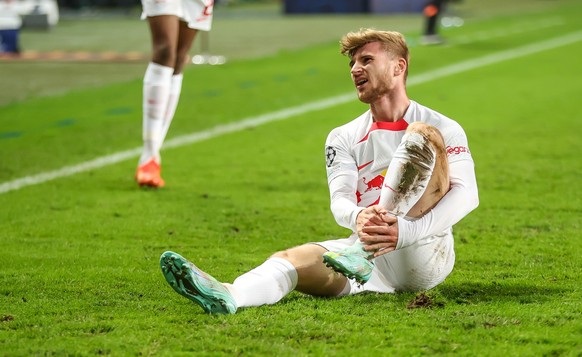 02.11.2022, Polen, Warschau: Fußball: Champions League, Gruppenphase, Gruppe F, 6. Spieltag Schachtjor Donezk - RB Leipzig im Wojska Polskiego Stadion. Leipzigs Spieler Timo Werner hält sich nach eine ...