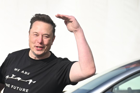 dpatopbilder - 13.03.2024, Brandenburg, Grünheide: Tesla-Chef Elon Musk verlässt die Tesla Gigafactory Berlin-Brandenburg. Nach einem Anschlag auf die Stromversorgung des Elektroautobauers Tesla ist d ...
