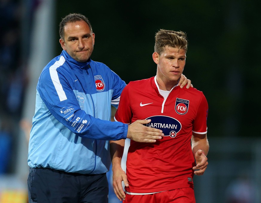 Frank Schmidt (l.) hat Niederlechner in Heidenheim "hart angepackt".