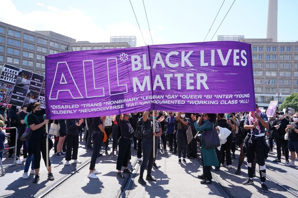 "Black Lives Matter": Lauter Protest auf dem Alexanderplatz.