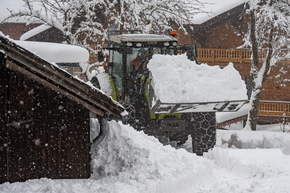 13.01.2019, Bayern, Elisabethszell: Mit einem Traktor wird Schnee beseitigt. Foto: Armin Weigel/dpa +++ dpa-Bildfunk +++