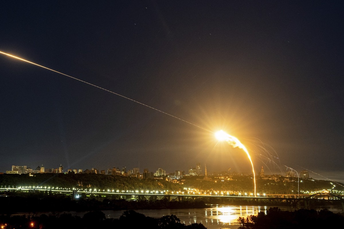 30.05.2023, Ukraine, Kiew: Die ukrainische Luftabwehr fängt beim dritten russischen Luftangriff auf die ukrainische Hauptstadt innerhalb der letzten 24 Stunden eine Shahed-Drohne in der Luft ab. Foto: ...