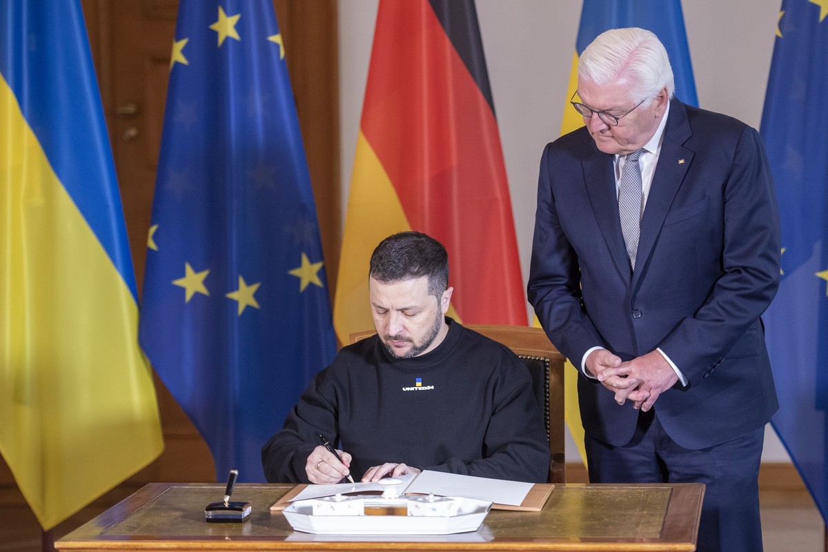 dpatopbilder - 14.05.2023, Berlin: Wolodymyr Selenskyj, Pr�sident der Ukraine, tr�gt sich vor seinem Gespr�ch mit Bundespr�sident Frank-Walter Steinmeier (r) in das G�stebuch im Schloss Bellevue ein. ...