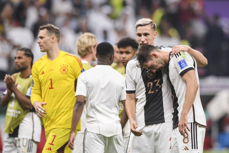 FUSSBALL WM 2022 VORRUNDE GRUPPE E Spanien - Deutschland 27.11.2022 Nico Schlotterbeck links mit Leon Goretzka rechts beide Deutschland nach dem Spiel. *** FOOTBALL WORLD CUP 2022 PRE-ROUND GROUP E Sp ...