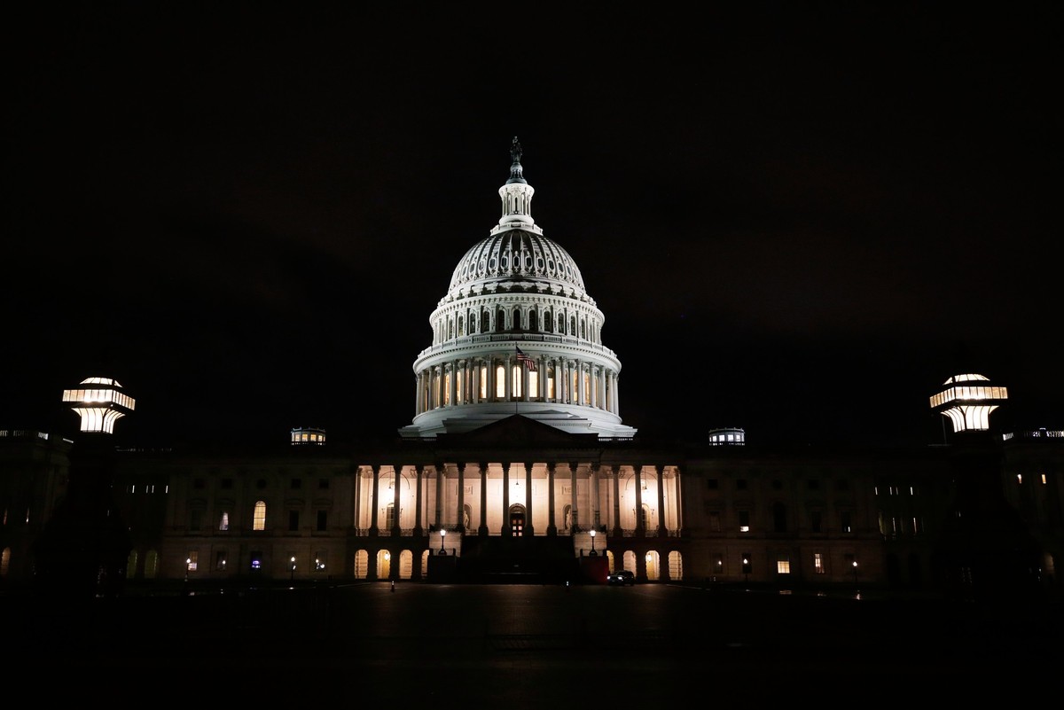 ARCHIV - 09.07.2025, USA, Washington: Blick auf das beleuchtete US-Kapitol. (zu dpa: ««Shutdown» in den USA: Das muss man jetzt wissen») Foto: Rahmat Gul/AP/dpa +++ dpa-Bildfunk +++
