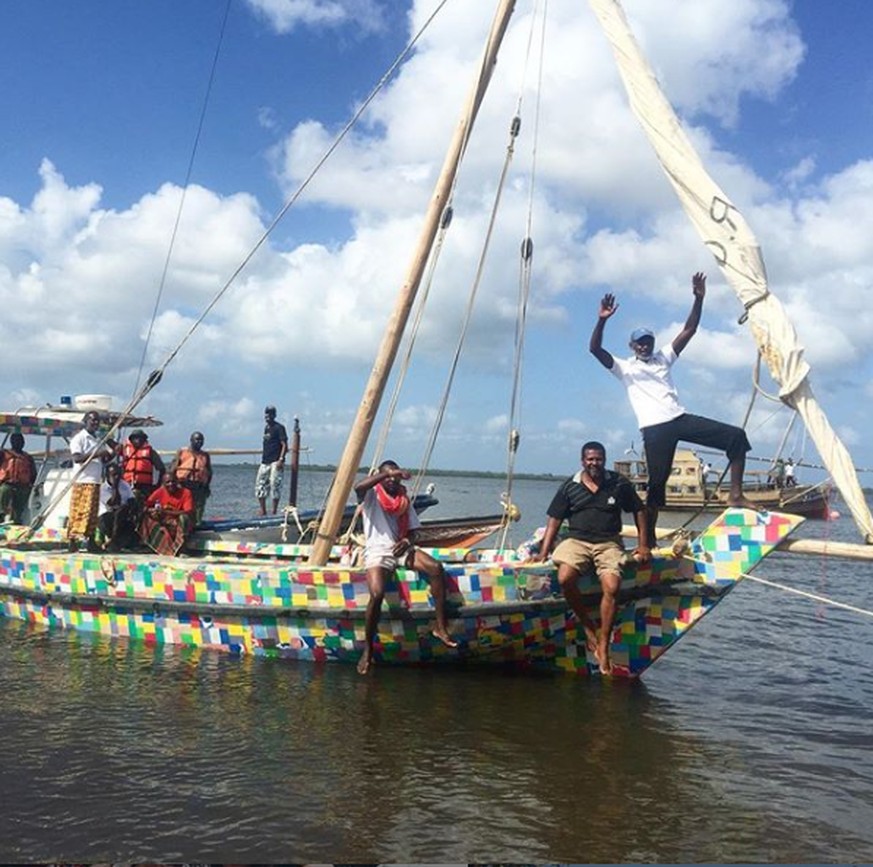 "FlipFlopi" ein Segelschiff, das aus zehn Tonnen Plastikmüll und FlipFlops besteht