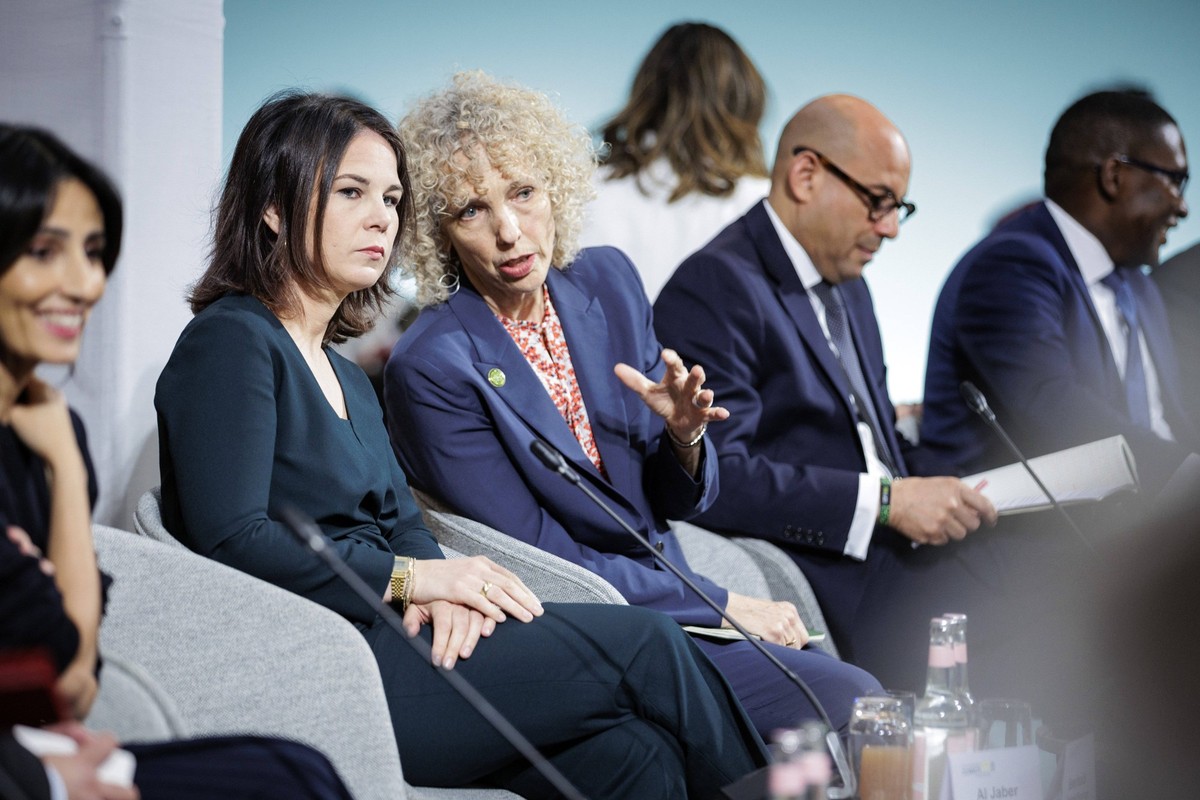 Annalena Baerbock, Bundesaussenministerin, aufgenommen im Gesprach mit Jennifer Morgan, Staatssekretaerin und Sonderbeauftragte fuer internationale Klimapolitik im Auswaertigen Amt, im Rahmen des 14.  ...