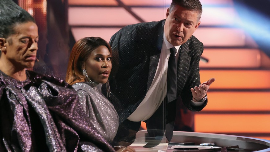 Die Juroren Jorge Gonzalez (l-r), Motsi Mabuse und Joachim Llambi kommen während der ersten Show der 14. Staffel des Tanzwettbewerbs &quot;Let&#039;s Dance&quot; auf die Bühne.