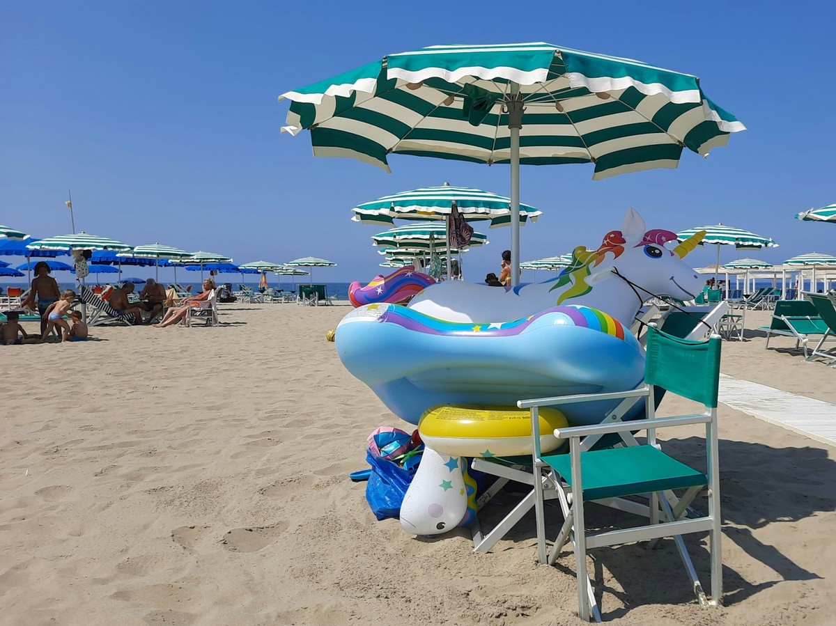 Bei den Preisen für italienische Strandliegen schaut so manche:r schief drein.