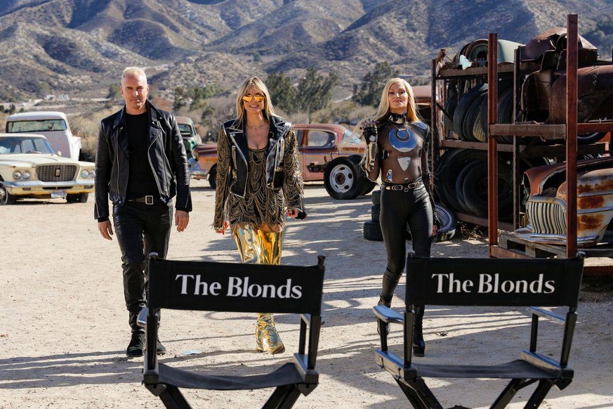 Das Designer-Pärchen The Blonds hüllte die Models für den UFO-Walk in futuristische Outfits und gönnte Heidi Klum (Mitte) einen güldenen Glitzerfummel.