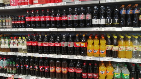 Coca-Cola, Fanta, Pepsi.  Napoje sprzedawane w supermarkecie REWE podczas blokady związanej z Covid-19 w Norymberdze w Bawarii w Niemczech.  11 marca 2021 r.