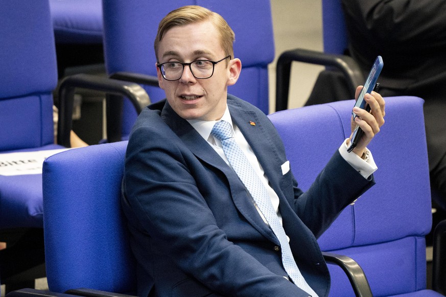 Aktuell, 29.05.2020, Berlin Philipp Amthor mit seinem Smartphone bei der 164. Sitzung des Deutschen Bundestag in Berlin | Verwendung weltweit