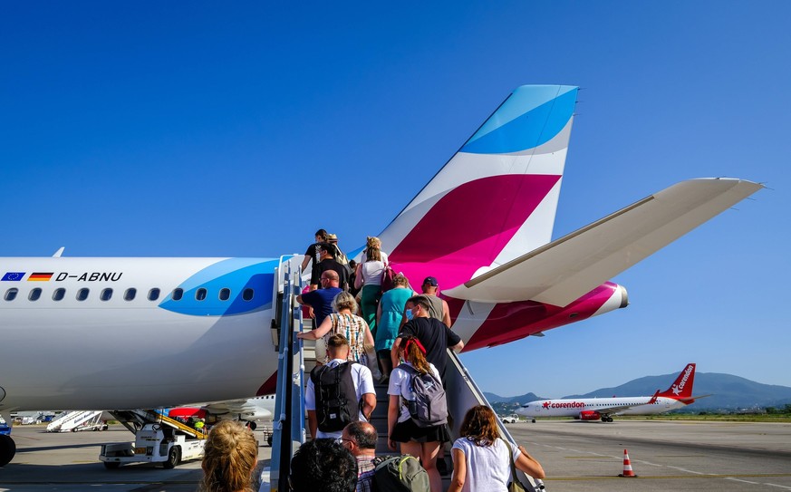 Am Flughafen Korfu steigen Urlauber in den Flieger der Eurowings: Bald jedoch wohl nicht mehr zum absoluten Schnäppchenpreis.