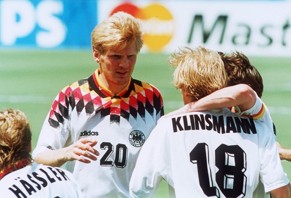 Stefan Effenberg (M.) muss 1994 vorzeitig von der WM-abreisen. Grund: obszöne Geste.