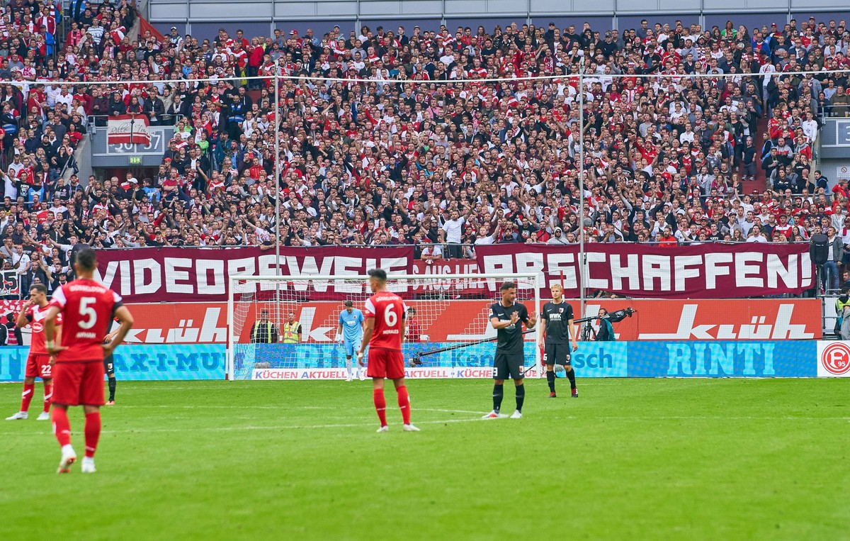 Fortuna-FCA 1-2 Soccer, Dusseldorf, August 25, 2018 fans demonstrate against Video assist, videorecord, videoreferee, FORTUNA DUSSELDORF - FC AUGSBURG 1-2 - DFL REGULATIONS PROHIBIT ANY USE OF PHOTOGR ...