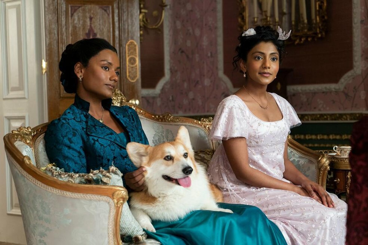 Simone Ashley (rechts) spielt Kate Sharma in "Bridgerton".