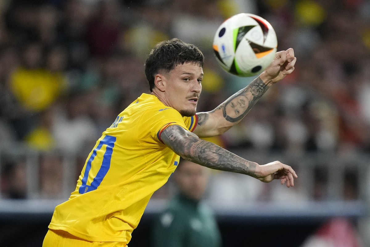 Romania&#039;s Dennis Man tries to control the ball during an international friendly soccer match between Romania and Bulgaria at the Steaua stadium in Bucharest, Romania, Tuesday, June 4, 2024.(AP Ph ...