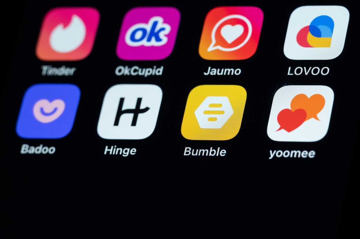 Dating Apps sind auf dem Display eines iPhone SE zu sehen. Rottweil Baden-Württemberg Deutschland *** Dating apps are seen on the display of an iPhone SE Rottweil Baden Württemberg Germany
