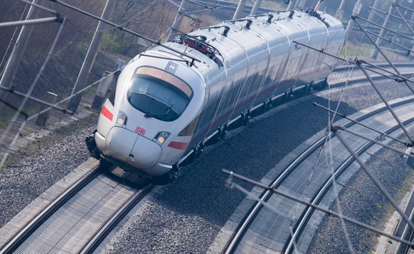 ARCHIV - 15.04.2021, Niedersachsen, Sorsum: Ein ICE der Deutschen Bahn f�hrt im Landkreis Hildesheim �ber die sanierte ICE-Trasse zwischen Hannover und G�ttingen. Die Deutsche Bahn (DB) verbessert zum ...