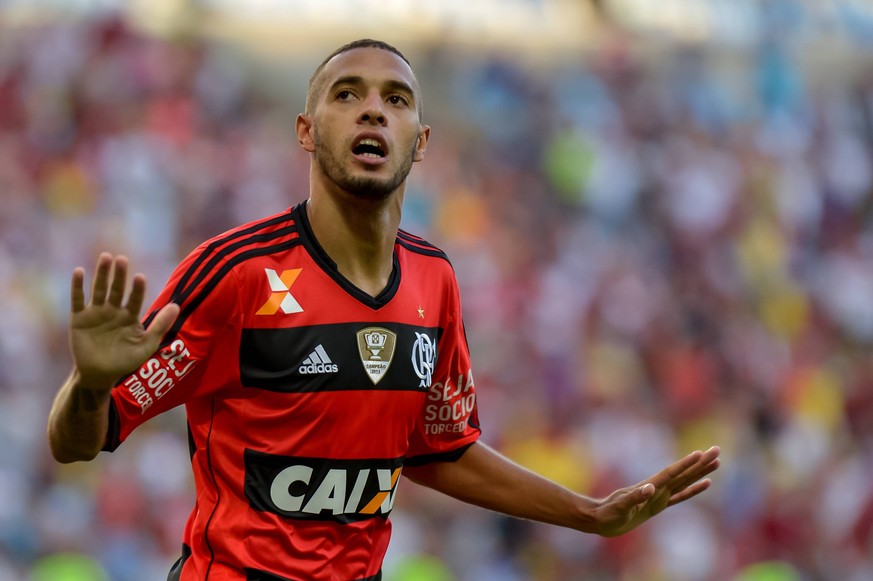 RIO DE JANEIRO, RJ - 06/04/2014: Vasco da Gama vs Flamengo - Paulinho marca seu gol e comemora durante partida entre Vasco da Gama vs Flamengo, valida pelo Campeonato Carioca, realizada no Maracanao.  ...