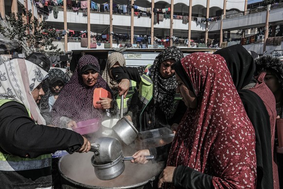 dpatopbilder - 20.02.2024, Palästinensische Gebiete, Rafah: Palästinensische Wohltätigkeitsorganisationen verteilen mit europäischer Unterstützung Lebensmittel an Vertriebene in Schulen. Foto: Abed Ra ...