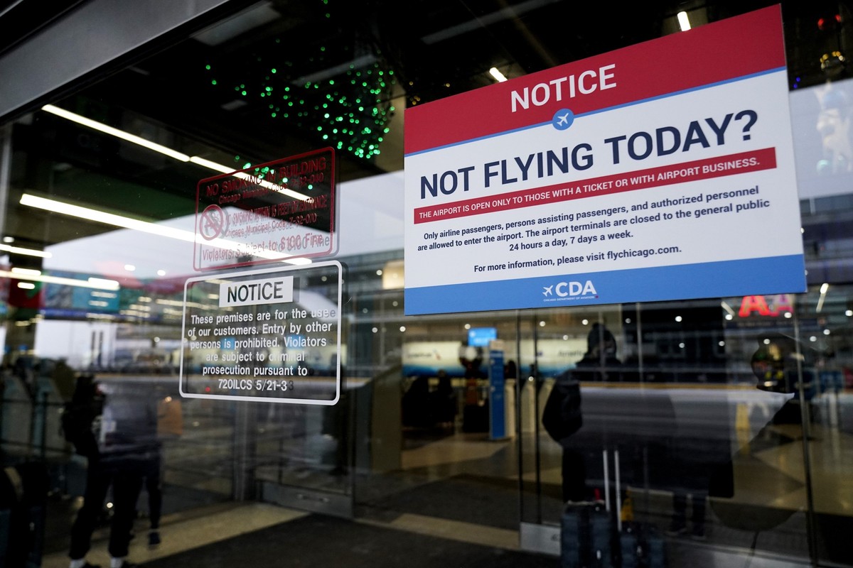 22.12.2022, USA, Chicago: Hinweisschilder sind im Terminal 3 des O&#039;Hare International Airport in Chicago zu sehen. Frische Luft bewegt sich durch das Zentrum der Vereinigten Staaten nach Osten, m ...