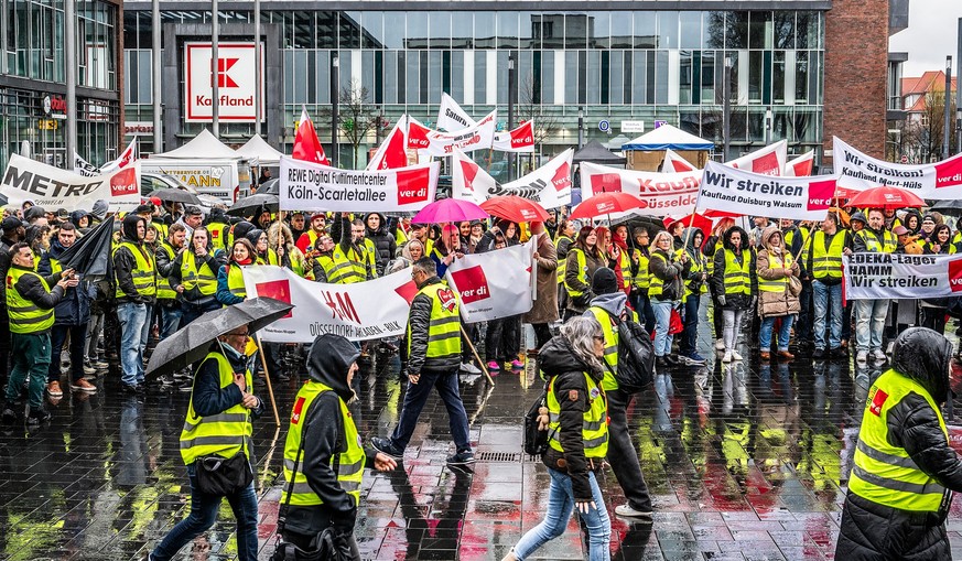 Verdi-Streik in Bottrop ** NUR FUeR REDAKTIONELLE ZWECKE ** EDITORIAL USE ONLY **&lt;p&gt;Ein Verdi-Streik im Einzelhandel -findet mit einer Aktion Aktion vor dem Kaufland in Bottrop am Berliner Platz ...