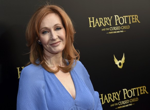 ARCHIV - 22.04.2018, USA, New York: Die Autorin J.K. Rowling kommt zur Premiere des Theaterst�cks �Harry Potter and the Cursed Child� (�Harry Potter und das verwunschene Kind�) ins Lyric Theatre am Br ...