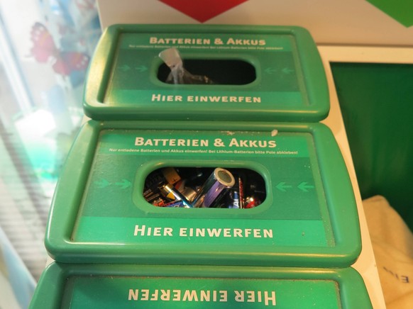In vielen Supermärkten gibt es Sammelstellen für die leere Batterie aus Taschenlampen, Uhren oder Fernbedienungen.
