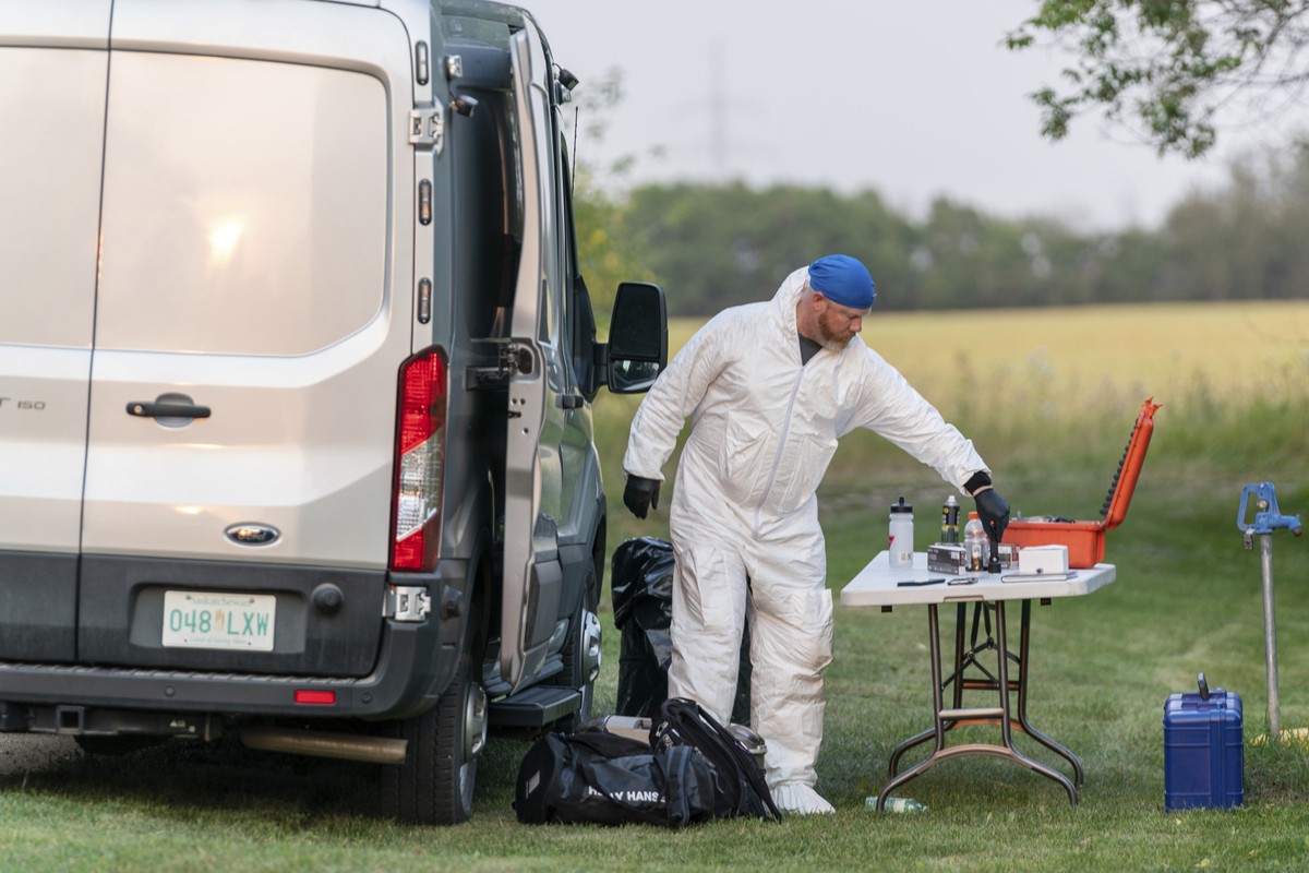 05.09.2022, Kanada, Weldon: Ein Ermittler in Schutzausr