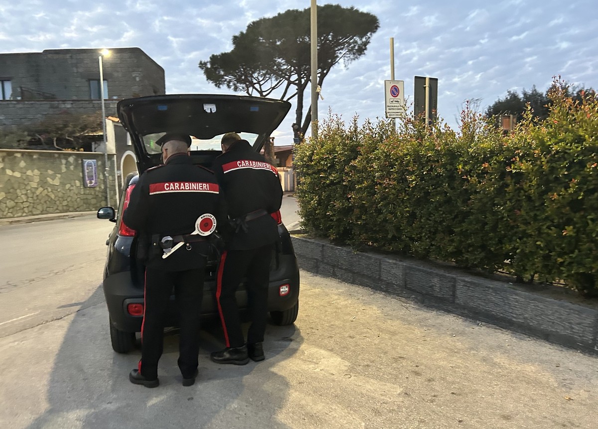 ARCHIV - 19.02.2024, Italien, Panza: Zwei Beamte der italienischen Carabinieri an ihrem Auto. (zu dpa: �Italienische Polizei zieht 103-J�hrige aus Verkehr�) Foto: Christoph Sator/dpa +++ dpa-Bildfunk  ...
