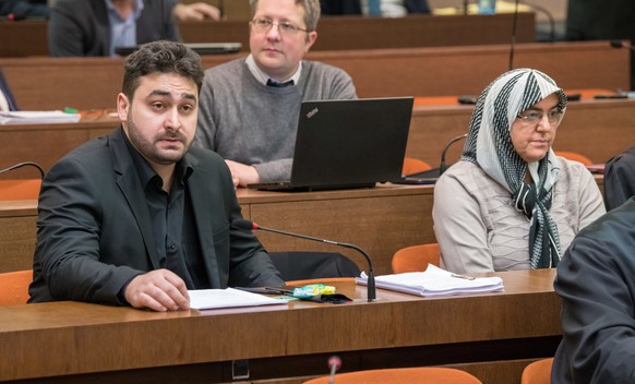 Abdulkerim Simsek, Sohn des NSU-Opfers Enver Simsek und die Schwiegermutter Adile Simsek des Verstorbenen sind Nebenkläger im NSU-Prozess.