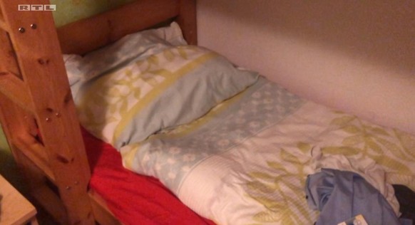 Manuel bekommt für seine Arbeit gerade einmal 300 Euro pro Woche - und muss dafür in einem Stockbett schlafen.